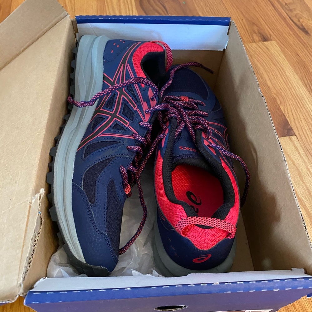 BRAND NEW- frequent trail asics, size 9